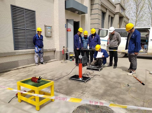 現(xiàn)場運維人員開展絕緣測試 現(xiàn)場運維人員開展絕緣測試